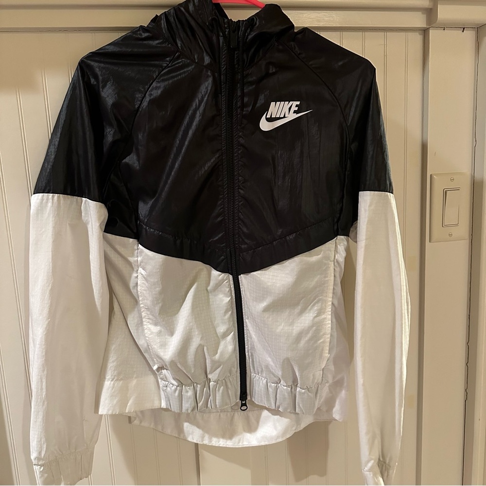 Nike women’s black and white windbreaker